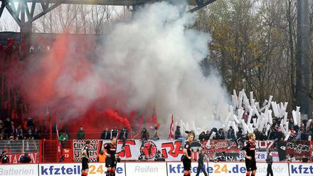Die zweite Halbzeit konnte erst nach einer kleinen Verzögerung angepfiffen werden, da die Anhänger von Fortuna Düsseldorf die Halbzeit nutzten, um Pyrotechnik in ihrem Block zu zünden.