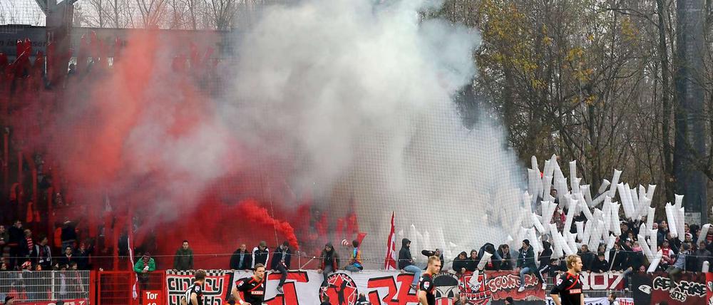 Die zweite Halbzeit konnte erst nach einer kleinen Verzögerung angepfiffen werden, da die Anhänger von Fortuna Düsseldorf die Halbzeit nutzten, um Pyrotechnik in ihrem Block zu zünden.