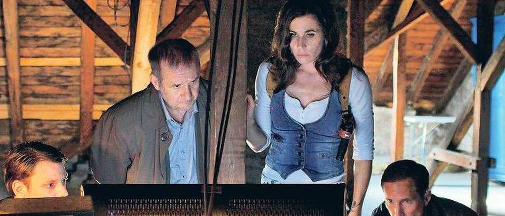 Große Entscheidung. Frank Steier (Joachim Król) und Conny Mey (Nina Kunzendorf) lösen in Frankfurt ihren zweiten Fall. Feldjäger Thomsen (Benno Fürmann, re.) hilft. Foto: HR