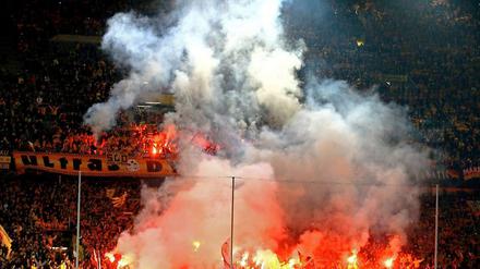 Die Bilder von der Pyrotechnik in der Fankurve von Dynamo Dresden haben die Diskussion um Gewalt im Fußball neu aufgeheizt. Zu Unrecht. 