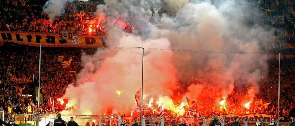Die Bilder von der Pyrotechnik in der Fankurve von Dynamo Dresden haben die Diskussion um Gewalt im Fußball neu aufgeheizt. Zu Unrecht.