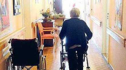 Teures Heim. Immer mehr Bürger werden pflegebedürftig. Wer sich nicht auf die gesetzliche Pflegeversicherung verlassen will, sorgt zusätzlich privat vor. Foto: p-a/dpa