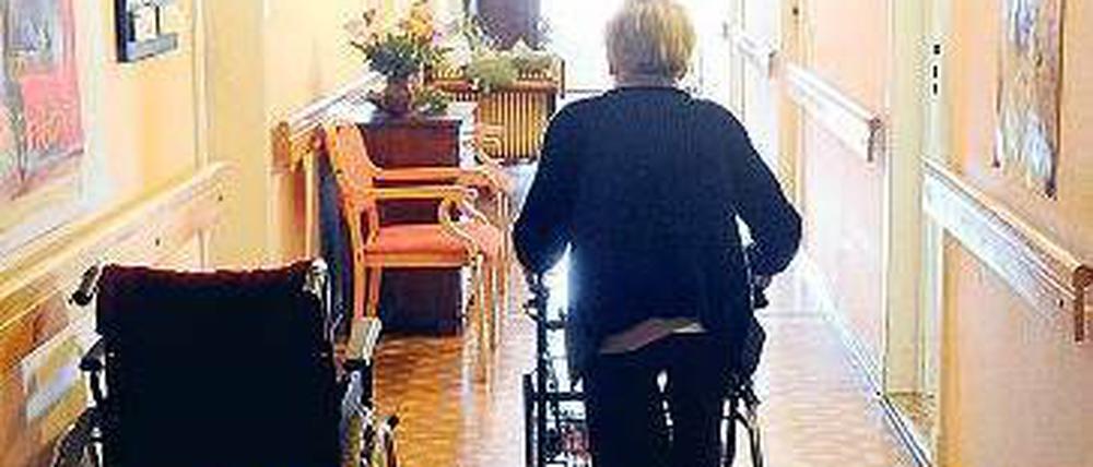 Teures Heim. Immer mehr Bürger werden pflegebedürftig. Wer sich nicht auf die gesetzliche Pflegeversicherung verlassen will, sorgt zusätzlich privat vor. Foto: p-a/dpa