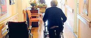Teures Heim. Immer mehr Bürger werden pflegebedürftig. Wer sich nicht auf die gesetzliche Pflegeversicherung verlassen will, sorgt zusätzlich privat vor. Foto: p-a/dpa