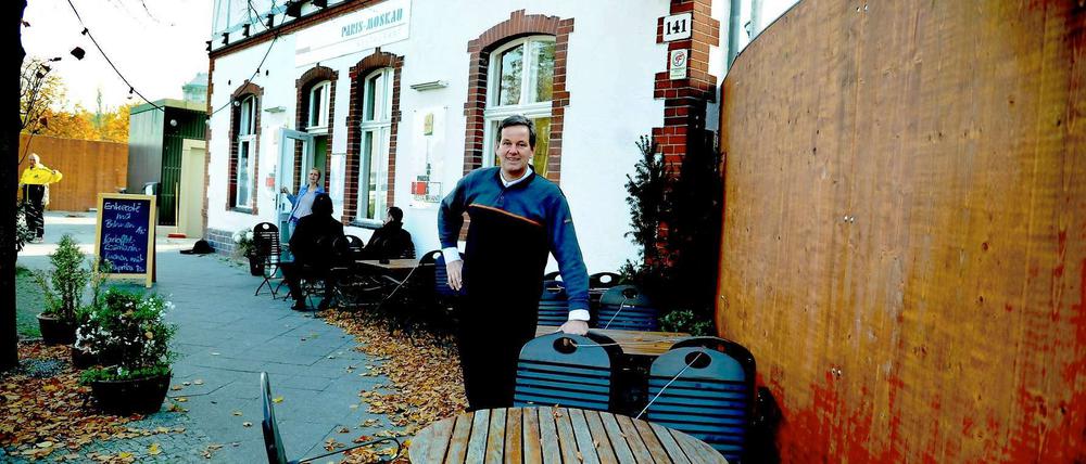 Wolfram Ritschl am Bauzaun.