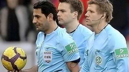 Babak Rafati (l.) mit seinen Assistenten Holger Henschel (m.) und Patrick Ittrich (r.).