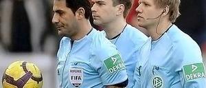 Babak Rafati (l.) mit seinen Assistenten Holger Henschel (m.) und Patrick Ittrich (r.).