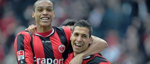 Karim Matmour (r.) bejubelt gemeinsam mit Abwehrspieler Anderson (l.) seinen Siegtreffer zum 4:3 kurz vor Spielende.