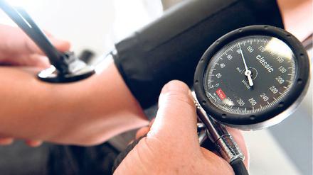 Hand anlegen. Rund 40 Prozent der Deutschen haben Bluthochdruck. Regelmäßige Messungen und ein veränderter Lebensstil können viel bewirken – auch ohne Pillen. Foto: ddp