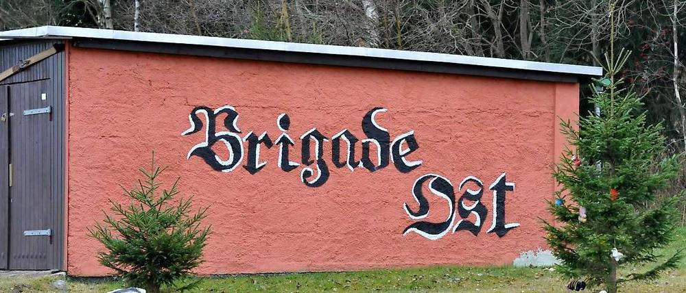 Wand eines Garagenkomplexes in Johanngeorgenstadt im Erzgebirge. Auch in der sächsischen Kleinstadt sollen Unterstützter der verdächtigen Rechstradikalen ins Visir der Fahnder geraten sein. 