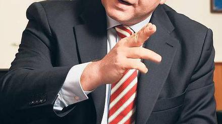 Versprochen – gehalten. Frank Henkel, Fraktions- und Landesvorsitzender der CDU, findet im Koalitionsvertrag viele Punkte, wo sich die Union durchgesetzt hat.