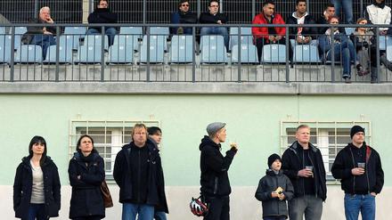 Weil so ein Hauch von Profifußball im Poststadion eher selten ist, wurde die Tribüne geputzt und Bier gab es auch.