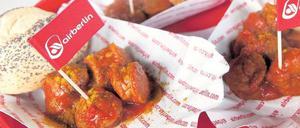 Essen wie zu Hause. Bei einer Feier auf der Flughafenbaustelle Ende Oktober demonstrierte Air Berlin Lokalpatriotismus und reichte Currywurst.