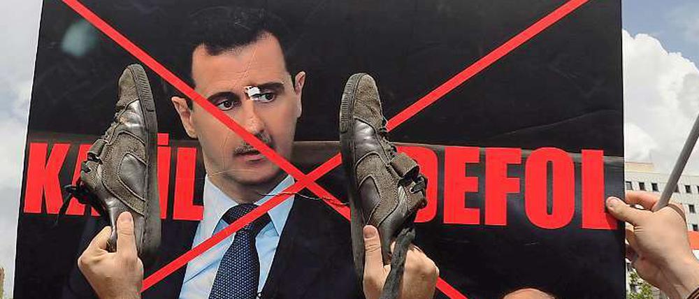 Mit Schuhen getreten: Türkische und syrische Demonstranten protestieren in Ankara gegen den syrischen Präsidenten Baschar al-Assad.