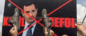 Mit Schuhen getreten: Türkische und syrische Demonstranten protestieren in Ankara gegen den syrischen Präsidenten Baschar al-Assad. 
