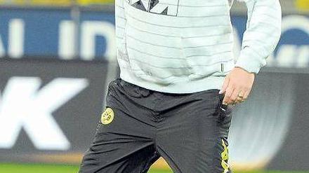 Hut ab. Seit Jürgen Klopp Trainer in Dortmund ist, ging es für den Verein stetig nach oben. Heute tritt der BVB zum Spitzenspiel in München an.Foto: dpa
