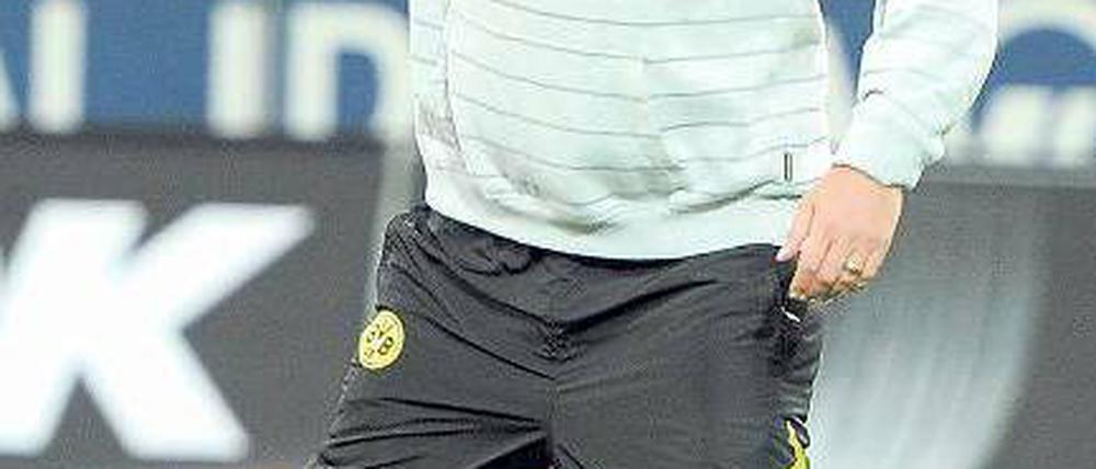 Hut ab. Seit Jürgen Klopp Trainer in Dortmund ist, ging es für den Verein stetig nach oben. Heute tritt der BVB zum Spitzenspiel in München an.Foto: dpa
