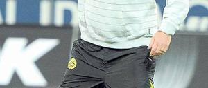 Hut ab. Seit Jürgen Klopp Trainer in Dortmund ist, ging es für den Verein stetig nach oben. Heute tritt der BVB zum Spitzenspiel in München an.Foto: dpa