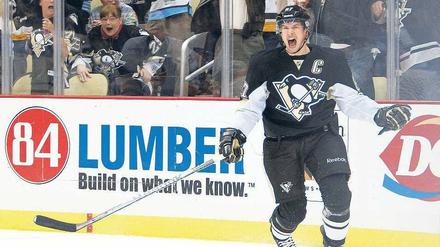 Der Kapitän ist zurück. Sidney Crosby bejubelt eines seiner beiden Tore, die er bei seinem Comeback für Pittsburgh gegen die New York Islanders erzielte. Foto: AFP