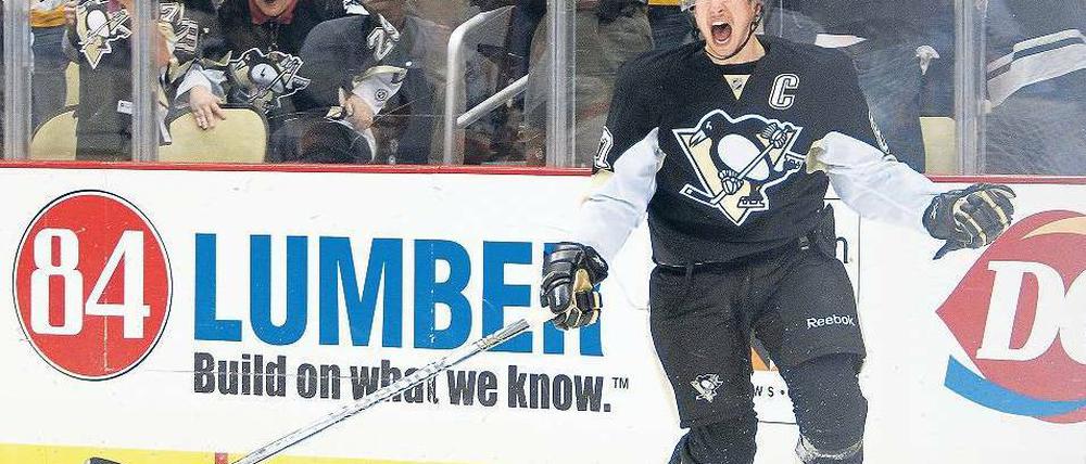 Der Kapitän ist zurück. Sidney Crosby bejubelt eines seiner beiden Tore, die er bei seinem Comeback für Pittsburgh gegen die New York Islanders erzielte. Foto: AFP