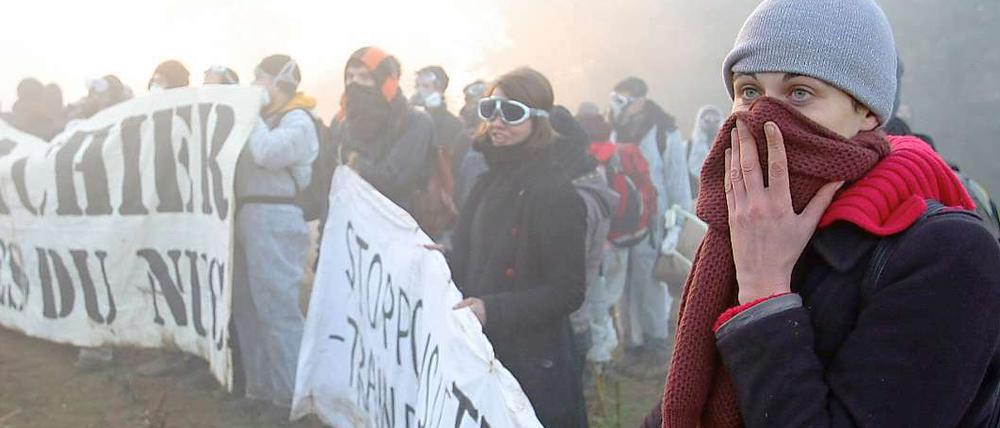 Anti-Atomkraft-Aktivisten stehen in Lieusaint in einer Tränengaswolke. 