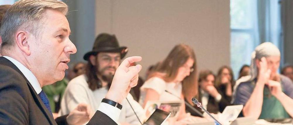 Kapitän an Deck. Die Piraten-Abgeordneten hatten Klaus Wowereit am Dienstag zu ihrer Fraktionssitzung ins Abgeordnetenhaus eingeladen. Der Regierende kam und diskutierte mit den Parlamentsneulingen.