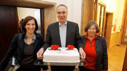 Aus einem Zuckerguss. Die Vertreter der Linken im Senat, Carola Blum, Harald Wolf und Katrin Lompscher, verabschiedeten sich mit Backwerk aus der rot-roten Landesregierung.