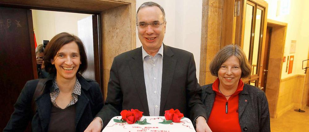 Aus einem Zuckerguss. Die Vertreter der Linken im Senat, Carola Blum, Harald Wolf und Katrin Lompscher, verabschiedeten sich mit Backwerk aus der rot-roten Landesregierung.