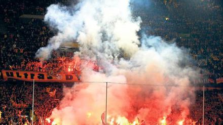 Der Rauch könnte sich lichten. Beim geplanten Dialog mit den Fans wird auch der Einsatz von Pyrotechnik Thema bleiben. Foto: dpa