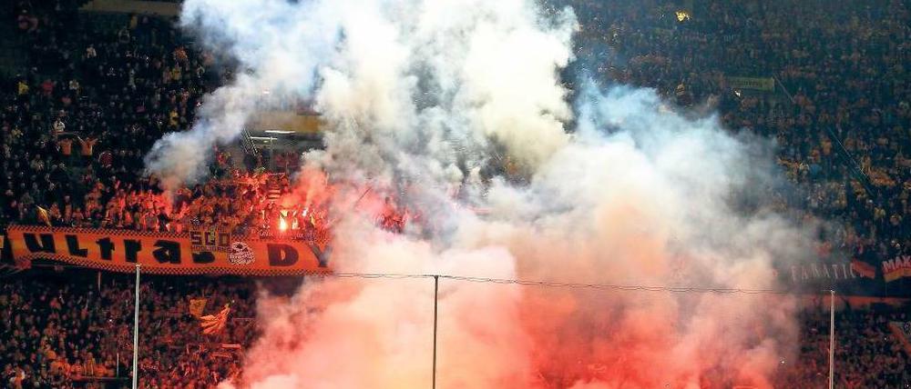 Der Rauch könnte sich lichten. Beim geplanten Dialog mit den Fans wird auch der Einsatz von Pyrotechnik Thema bleiben. Foto: dpa