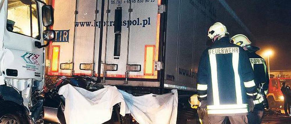 Sprachlos in der Nacht. Zwei Menschen starben, neun wurden schwer verletzt. Foto: dapd/Paul Zinken
