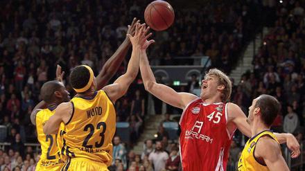 Es war eine enge Angelegenheit, aber letztlich konnte sich die Mannschaft von Alba Berlin um Topscorer DaShaun Wood (2.v.l.) gegen den FC Bayern durchsetzen.