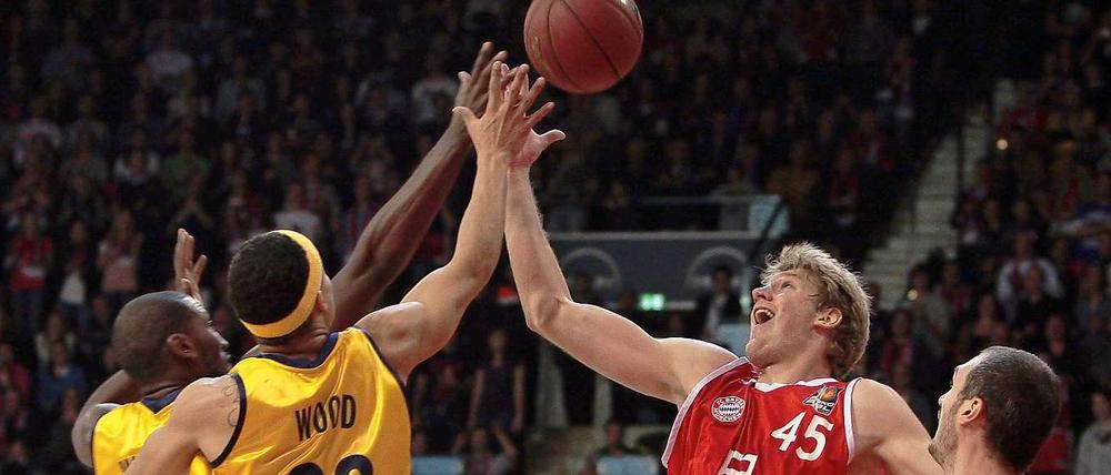 Es war eine enge Angelegenheit, aber letztlich konnte sich die Mannschaft von Alba Berlin um Topscorer DaShaun Wood (2.v.l.) gegen den FC Bayern durchsetzen.
