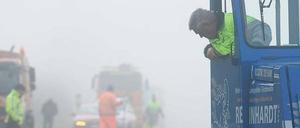 Nach der Katastrophe: Die Fahrbahn ist gereinigt worden, die Gefahr aber noch nicht komplett gebannt.