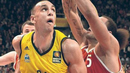 Oft eine Idee im Vorsprung. Yassin Idbihi und Alba konnten die Basketballer des FC Bayern um Chevon Troutman (rechts) auf Distanz halten. Foto: dapd