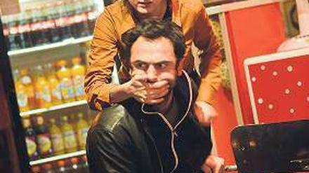 Rückzugsgefechte. Javeh Asefdjah und Patrick Khatami. Foto: Piero Chiussi/Heimathafen