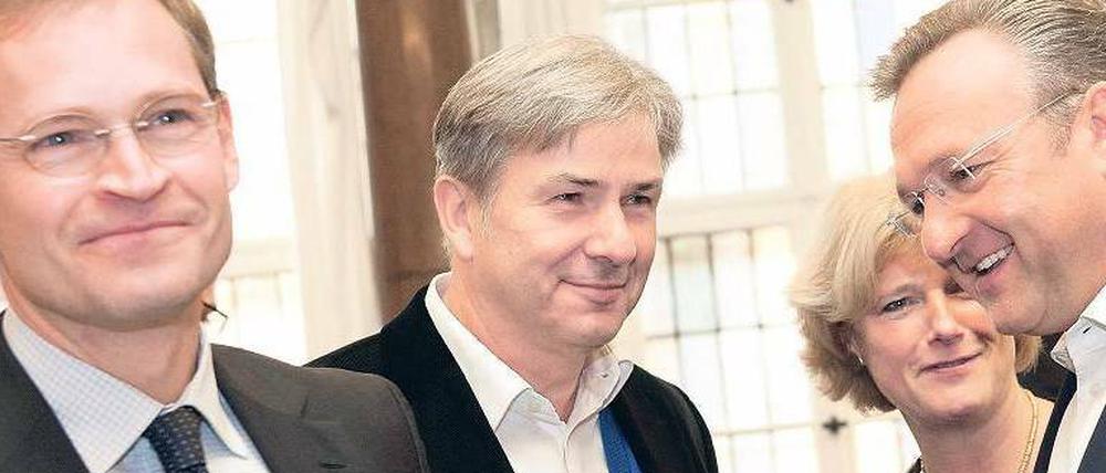 SPD-Landesvorsitzender Michael Müller, der Regierende Buergermeister Klaus Wowereit, die stellvertretende CDU-Landesvorsitzende Monika Grütters und CDULandeschef Frank Henkel (v.li.).