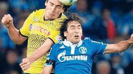 Duell um die Revier-Hoheit. Von den letzten zwölf Derbys in Dortmund haben die Schalker lediglich eines verloren. Foto: dapd