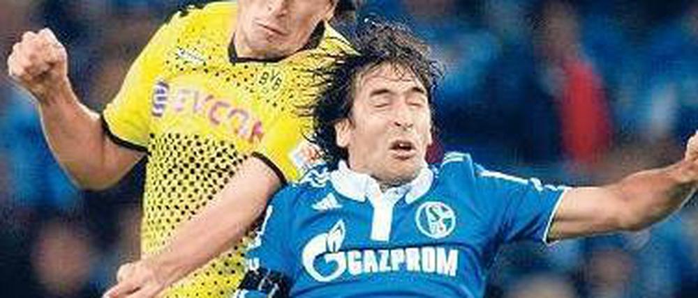 Duell um die Revier-Hoheit. Von den letzten zwölf Derbys in Dortmund haben die Schalker lediglich eines verloren. Foto: dapd
