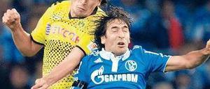 Duell um die Revier-Hoheit. Von den letzten zwölf Derbys in Dortmund haben die Schalker lediglich eines verloren. Foto: dapd
