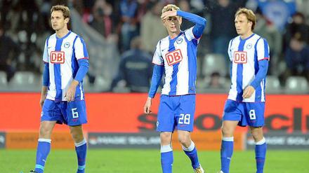 Nach dem Spiel in Freiburg verließen die Defensivakteure Christoph Jancker (l.), Fabian Lustenberger (m.) und Andreas Ottl (r.) enttäuscht das Feld. Wieder hatte Hertha BSC zwei Gegentore kassiert.