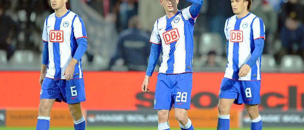 Nach dem Spiel in Freiburg verließen die Defensivakteure Christoph Jancker (l.), Fabian Lustenberger (m.) und Andreas Ottl (r.) enttäuscht das Feld. Wieder hatte Hertha BSC zwei Gegentore kassiert.