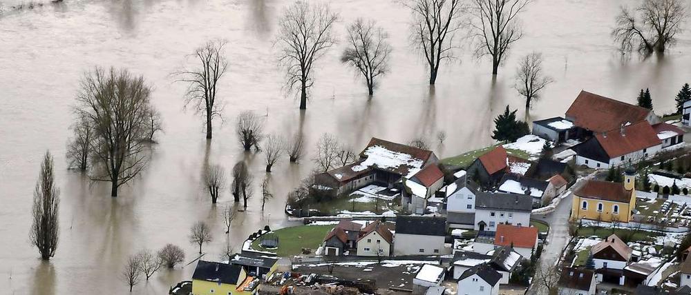 Land unter. Mit Überflutungen wie hier an der Donau, müssen die Deutschen künftig häufiger rechen. Denn der Klimawandel beeinflusst die Niederschlagsverteilung.