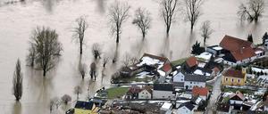 Land unter. Mit Überflutungen wie hier an der Donau, müssen die Deutschen künftig häufiger rechen. Denn der Klimawandel beeinflusst die Niederschlagsverteilung.