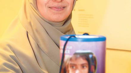 Im Einsatz. Sevgi Kulanoglu im Büro mit Spendenbüchse