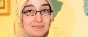 Im Einsatz. Sevgi Kulanoglu im Büro mit Spendenbüchse