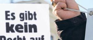 Klare Ansagen. 77 Prozent der Wahlberechtigten in Deutschland sind dem Politbarometer zufolge für ein Verbot der NPD. Foto: Christof Stache/dpa