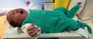 Für die Mutter ist der kleine Junge schon das 14. Kind. Er wird mit neun Brüdern und vier Schwestern aufwachsen. 