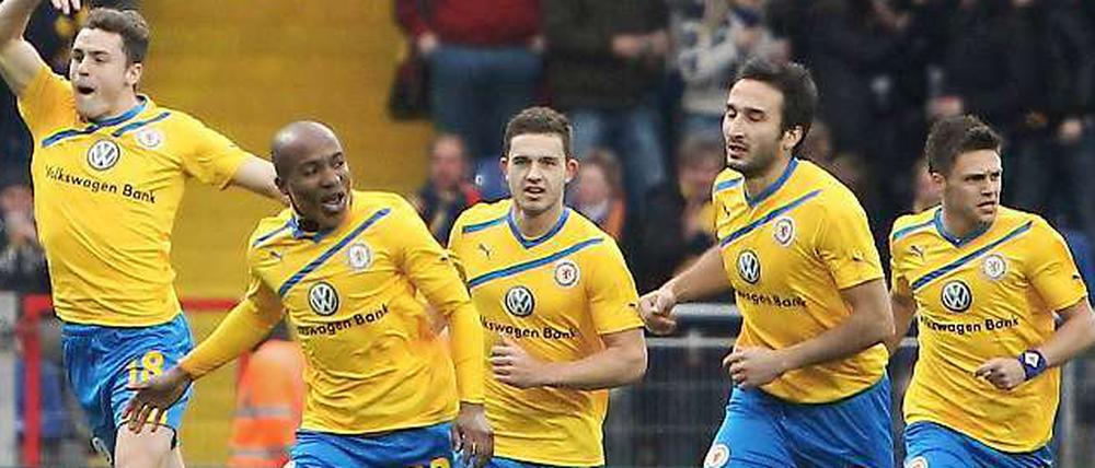 Die Spieler von Eintracht Braunschweig bejubeln den Treffer zum 1:0 von Dominik Kumbela (2.v.l.).