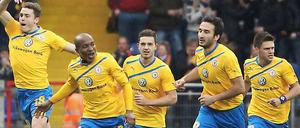 Die Spieler von Eintracht Braunschweig bejubeln den Treffer zum 1:0 von Dominik Kumbela (2.v.l.).